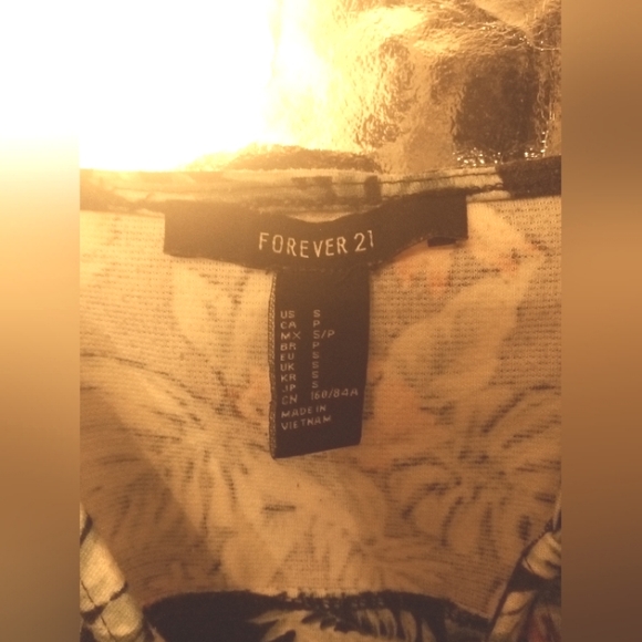 Forever 21 tropical print crop top. - Picture 7 of 7